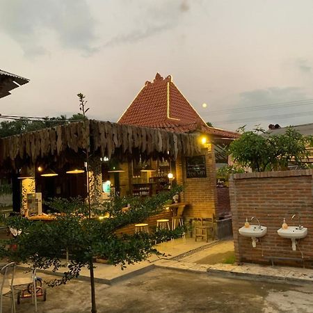 Djoglo Djatimalang Guesthouse Blitar Exterior photo