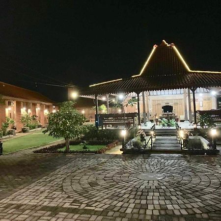 Djoglo Djatimalang Guesthouse Blitar Exterior photo
