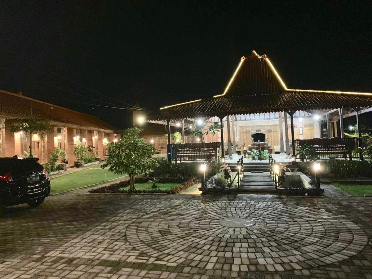 Djoglo Djatimalang Guesthouse Blitar Exterior photo