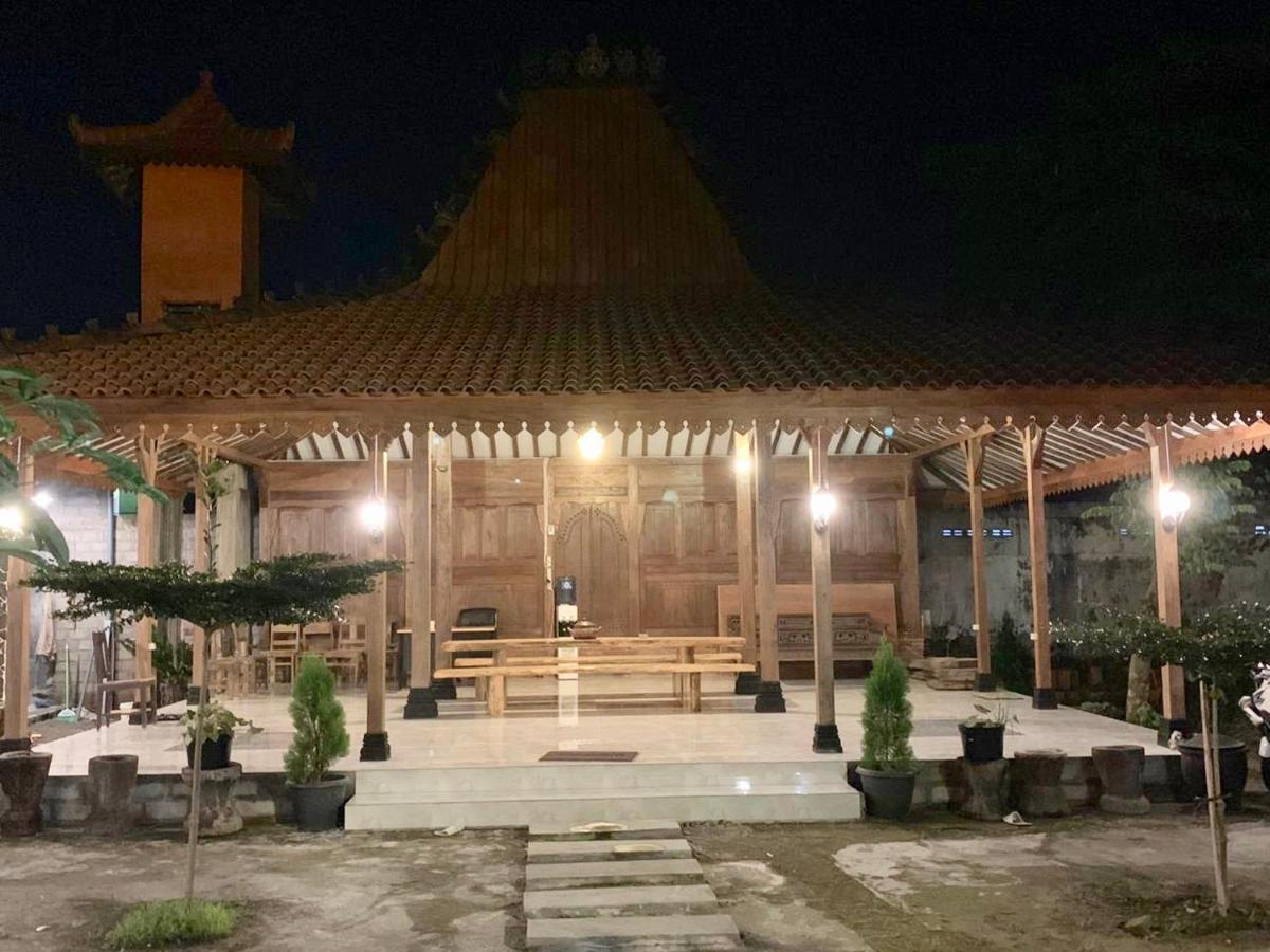 Djoglo Djatimalang Guesthouse Blitar Exterior photo