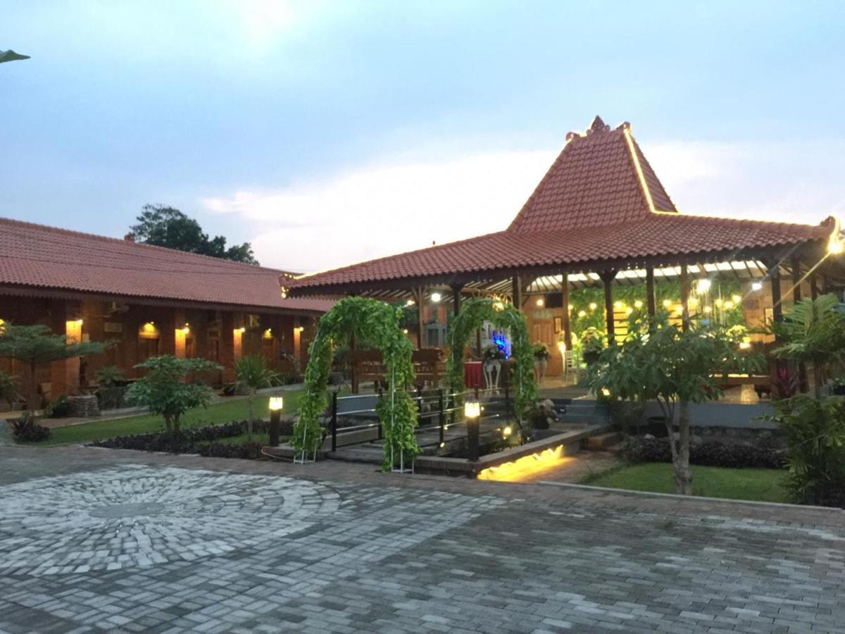 Djoglo Djatimalang Guesthouse Blitar Exterior photo