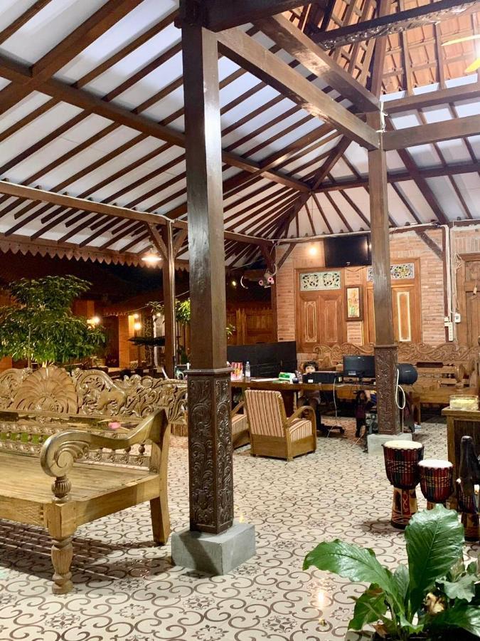 Djoglo Djatimalang Guesthouse Blitar Exterior photo